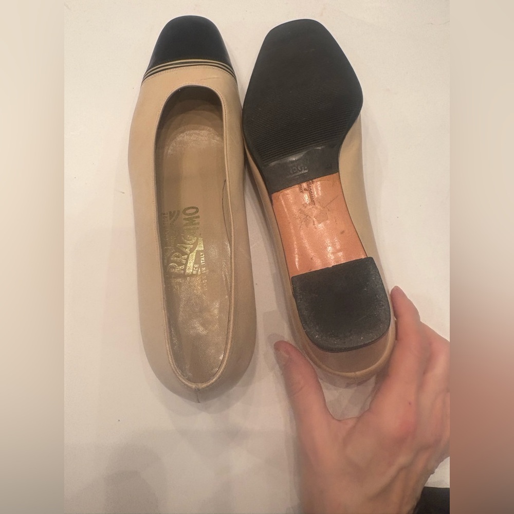 Salvatore Ferragamo Women's Tan and Black Flats - Picture 4 of 5
